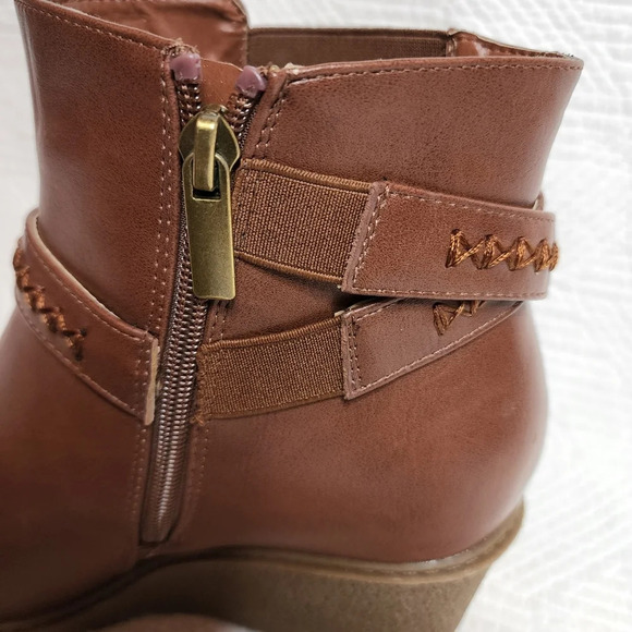 Cloudwalkers by Avenue brown booties. Women's size 10W. - Picture 11 of 14